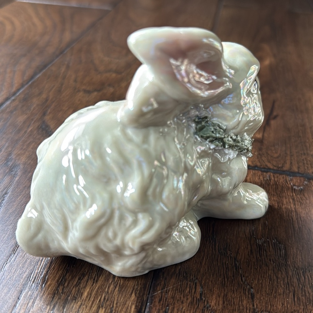 Vintage Set of 3 Pearlescent White Ceramic Bunny Figurines w/ Floral Wreaths - Picture 4 of 14